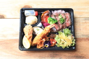 淡路牛ステーキとエビフライ、からあげ弁当