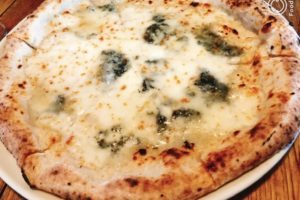 ゴルゴンゾーラ ￥1700 （ゴルゴンゾーラチーズ.モッツァレラチーズ.グラナパダーノのピッツァ）はちみつをかけることも出来ます。